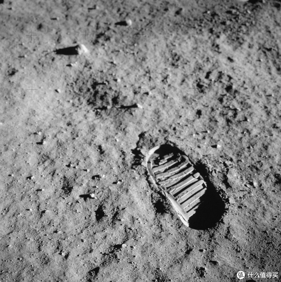 图1.5 Astronaut's Footprint in the Lunar Soil