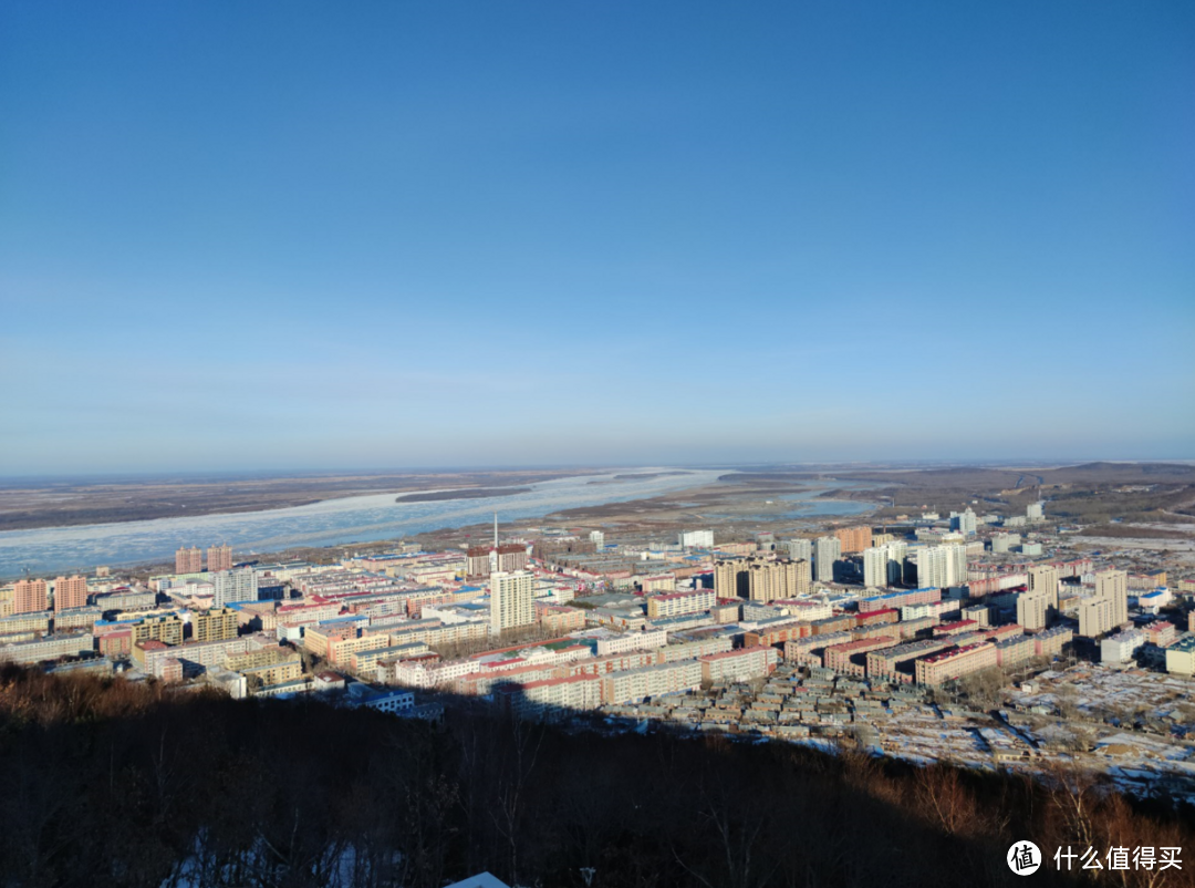 ▲抚远市全景，江对面就是俄罗斯，夏天坐船一小时就到达俄罗斯远东第一大城市，哈巴罗夫斯克，旅游签最快当天可下，可以说去俄罗斯两日游三日游非常方便