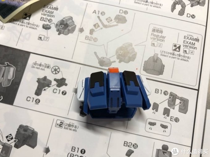 腰部的分色和细节与老款所有改进，黑色的装甲部份都是独立黑色分件，而老款是需要加黑色贴纸。