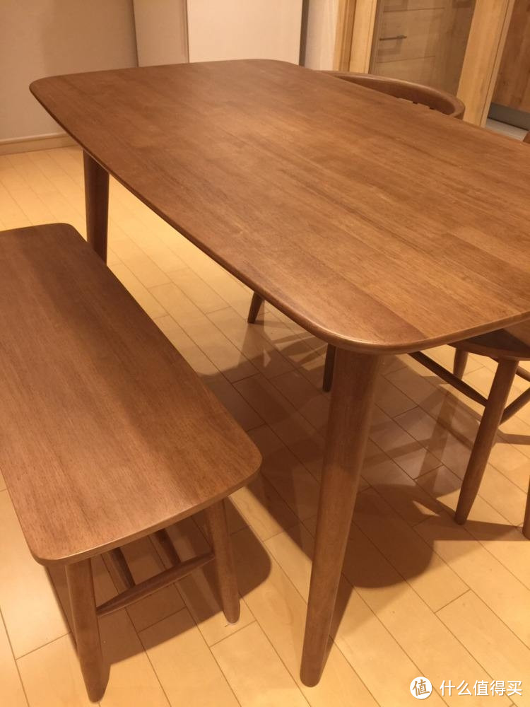 买了张可伸缩实木桌子，家里气质就是不一样了
