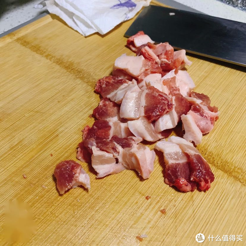 原本准备做红烧肉的，所以有点窄，最好一寸宽的五花肉切薄片