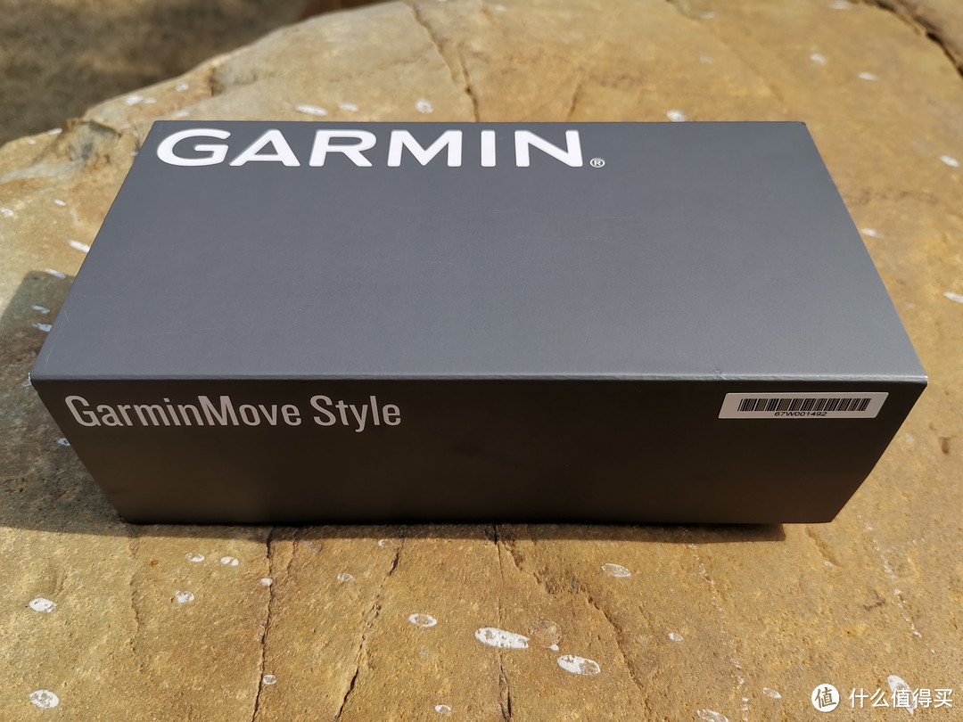 一如既往GARMIN的简约风格包装盒，正面和侧面只有品牌LOGO和商品名称