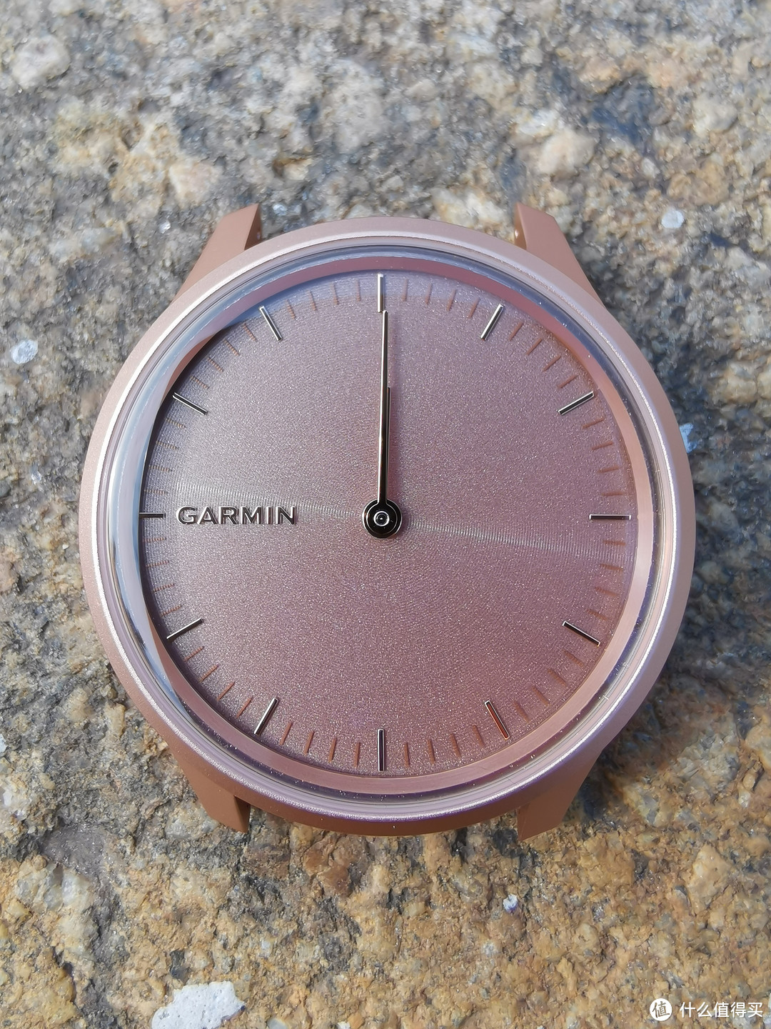 GarminMove系列采用的是指针式智能腕表设计，表盘采用实体指针+隐藏式AMOLED触摸屏设计，只需轻触即可点亮屏幕。屏幕尺寸为42 x 42毫米。