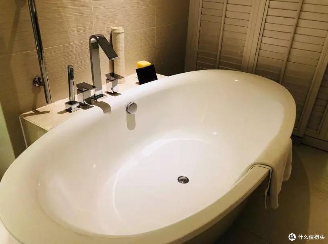 备品中发现了针线包,但最赞的还是沐浴液(argus),味道甜美又高级,卡妞