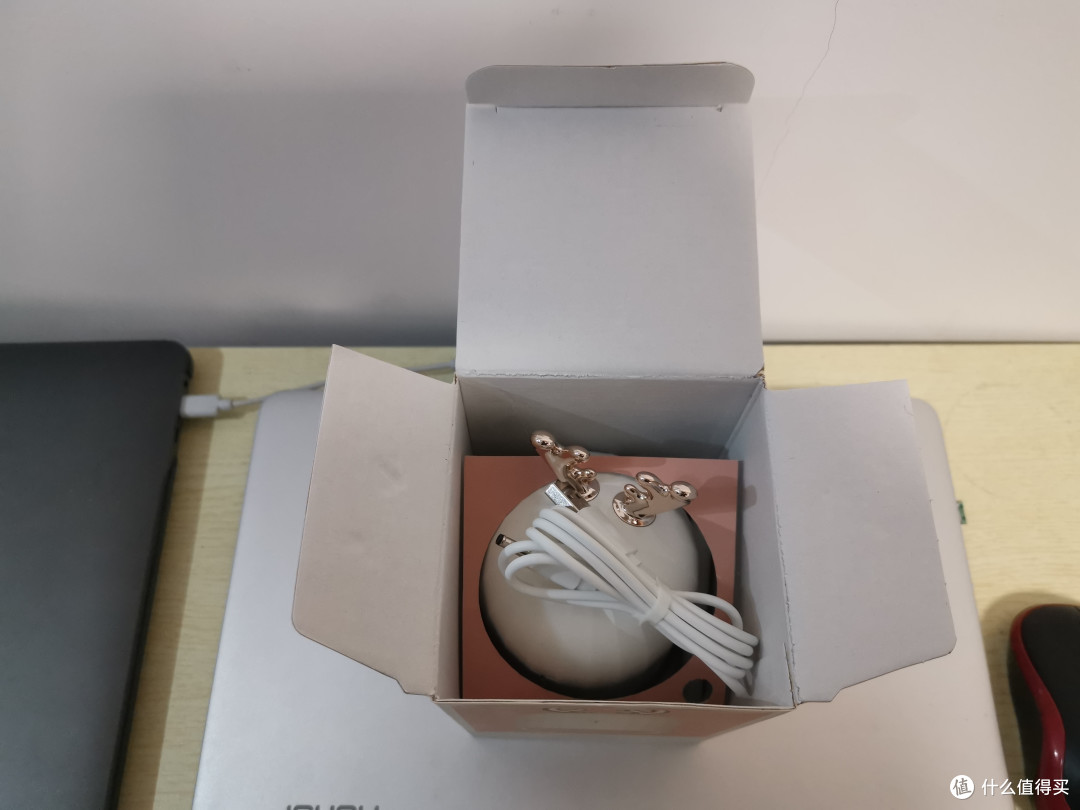 1.2米的电源线,一端为圆口、一端为USB