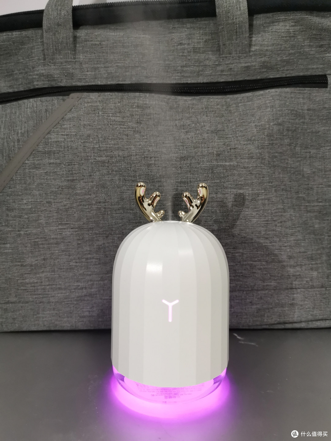 深色背景下可能水雾更清晰
