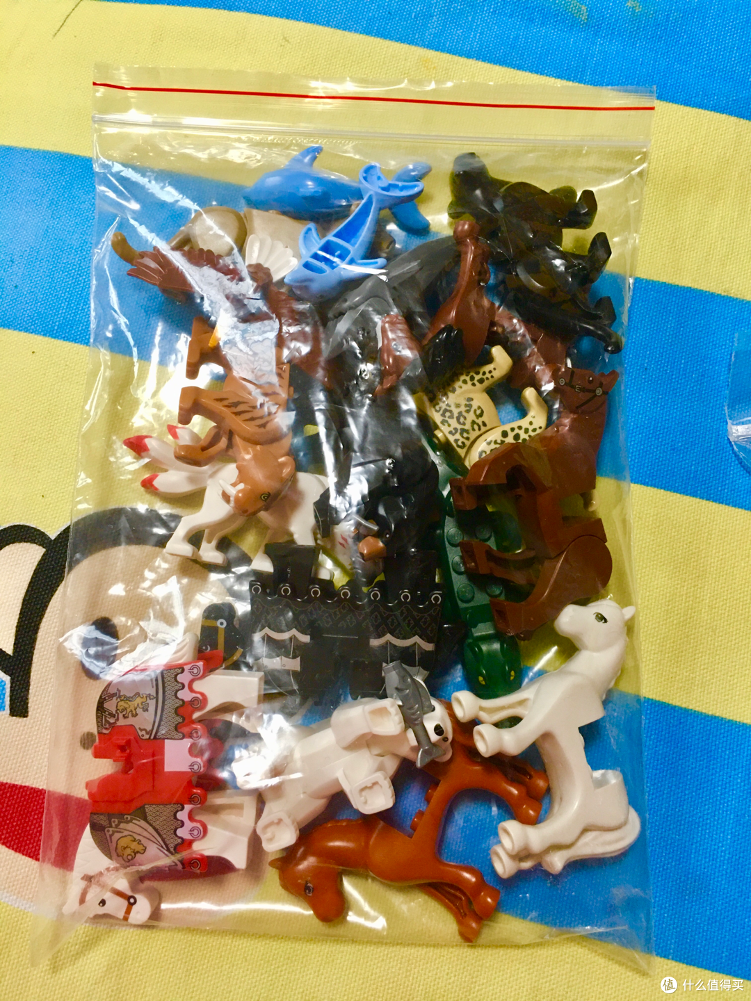 这是大型动物配件，孩子很喜欢玩的，上面拼上人仔，讲讲故事什么的，是她们热衷呢的游戏。