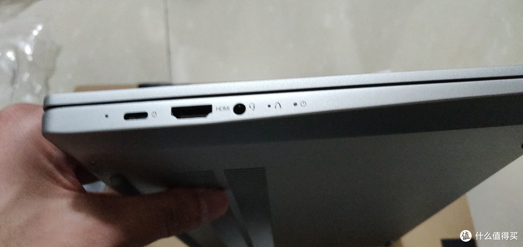 左侧全功能C口 HDMI 耳机话筒插口