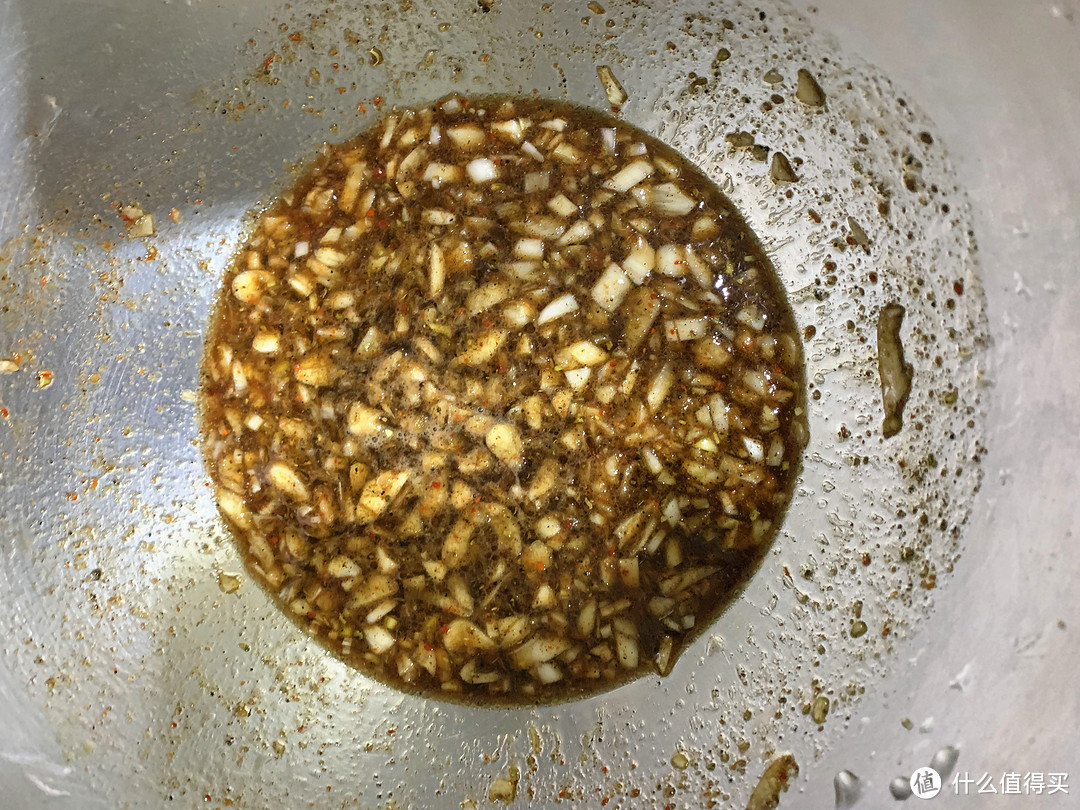 酱油+盐+蒜泥+孜然粉+油
