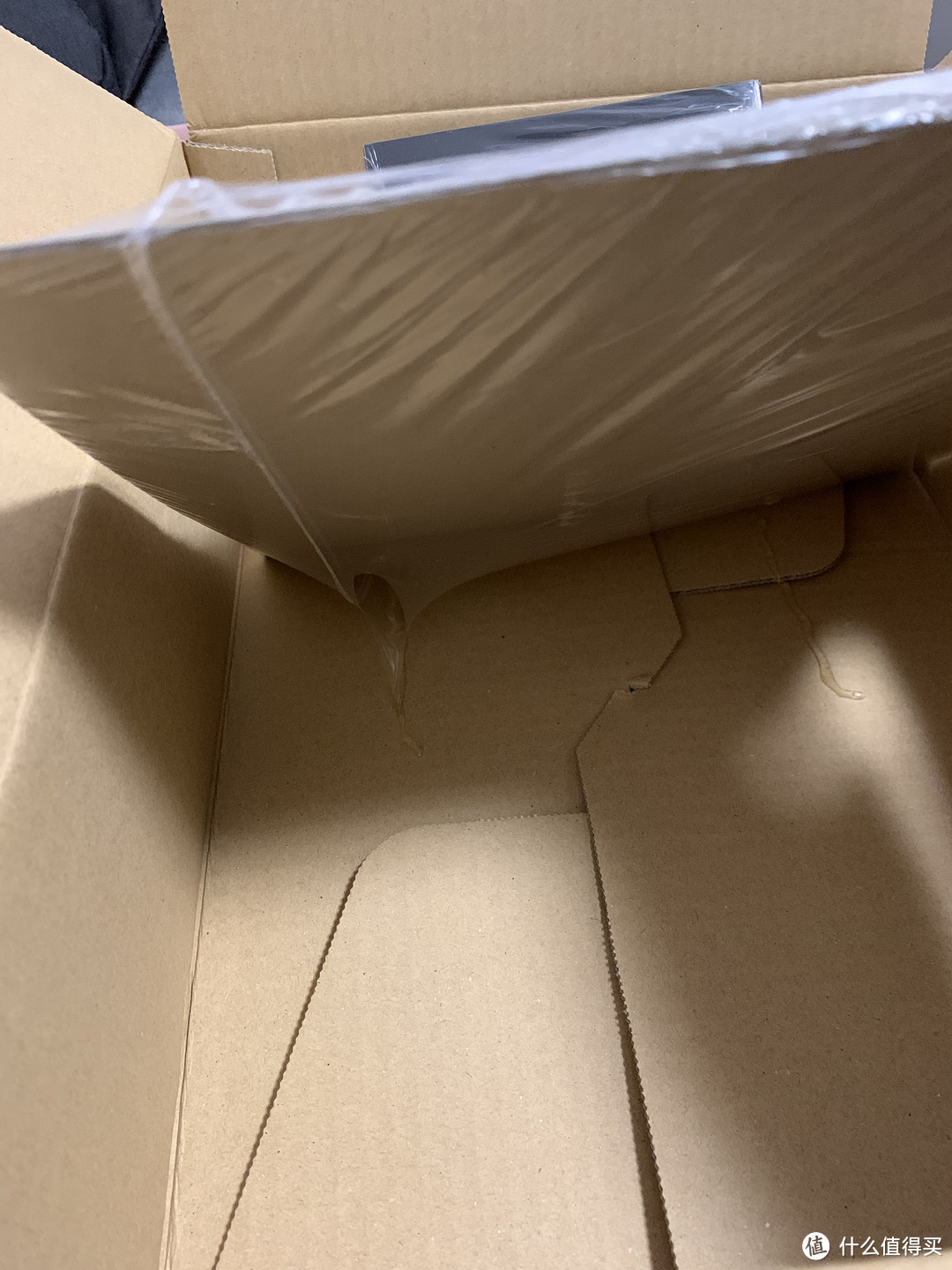 纸板用胶水固定在箱子底部