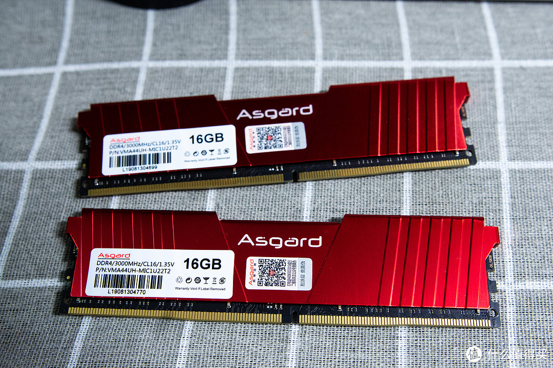 内存 阿斯加特洛极T2 16G ddr4 3000Mhz 红色马甲 没有光污染 两根价格818 含运费