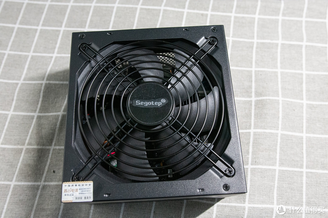 鑫谷（Segotep）额定650W GP750G全模爱国版电源 价格418元  因为是小机箱 模组电源是必须的 如果预算允许的话还是尽量使用定制的模组软线 可以大大降低装机难度 提升机器的美观度