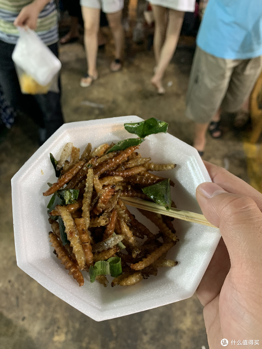 只敢吃竹节虫，因为在云南吃过，炸起来吃又脆又香，泰国的不如云南好吃