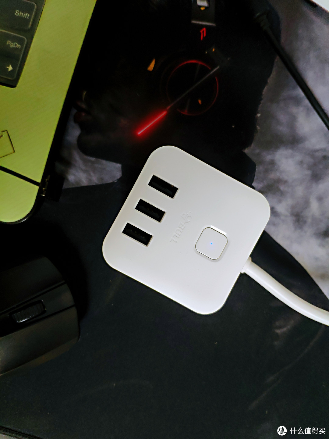 公牛魔方USB插座众测体验：小体积、多插孔，让桌面更整洁