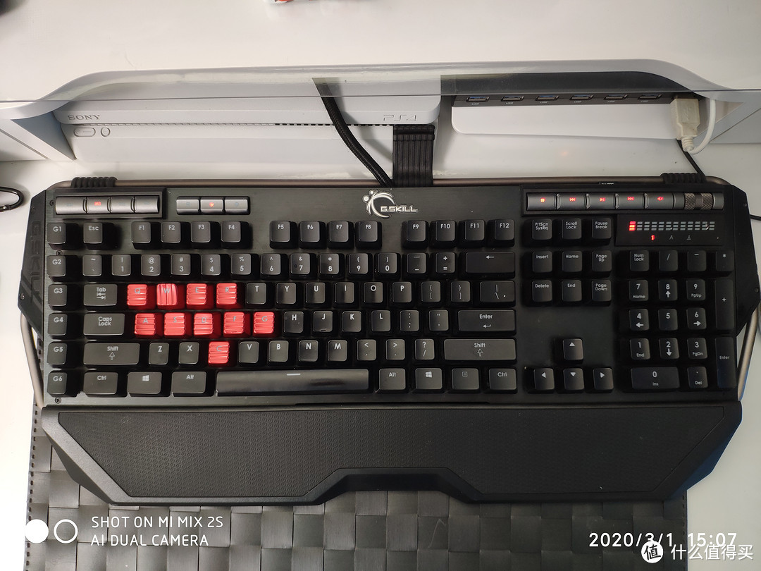 KM780 红光茶轴 已经把原厂自带的游戏键帽换上了 大乱斗和FPS的时候手感很好