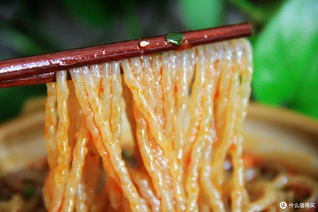 冬天吃什么最暖和?就来一碗又暖又辣又开胃的“酸辣粉”,真过瘾!