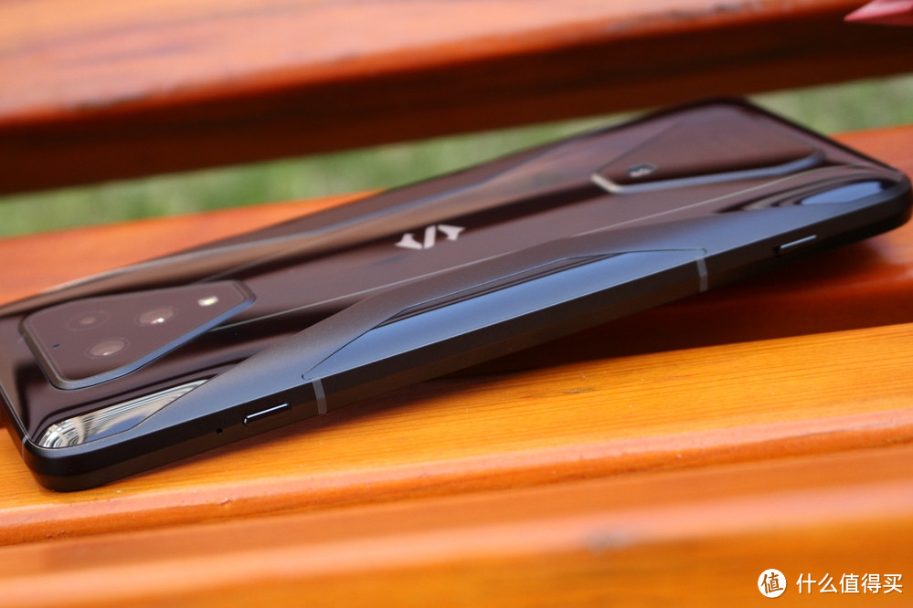 骁龙865加持，地表最强游戏手机！腾讯黑鲨游戏手机3抢先评测