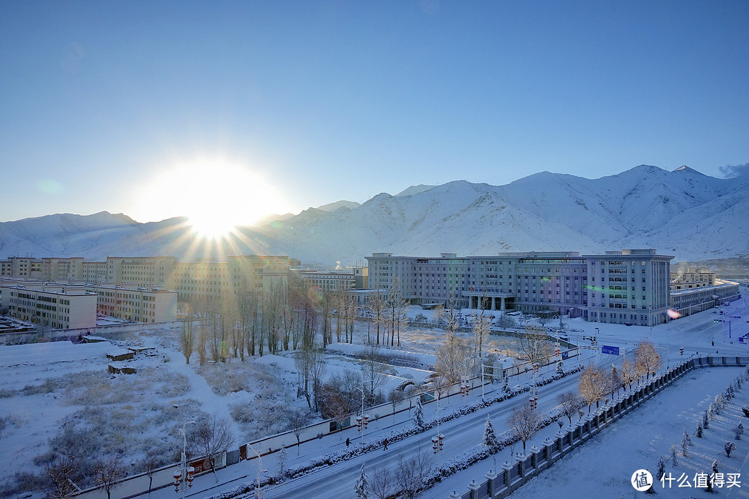 下雪天的拉萨，从窗外拍的风景。不得不说，下雪后的拉萨风景太美了。