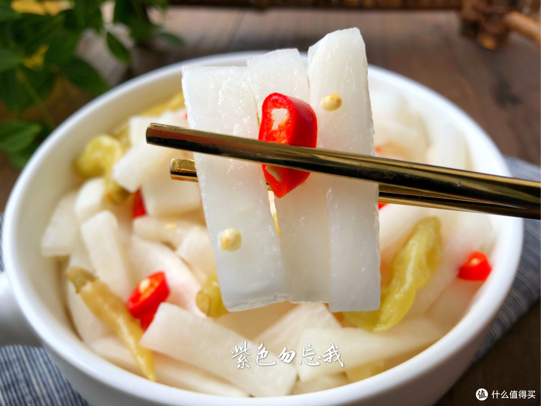 这菜，不炒不炖，我家一做就是一大盘，酸辣开胃，比吃肉过瘾