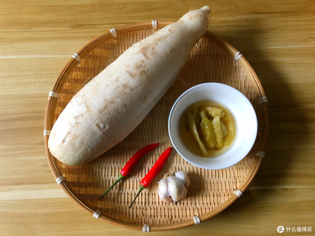 这菜，不炒不炖，我家一做就是一大盘，酸辣开胃，比吃肉过瘾