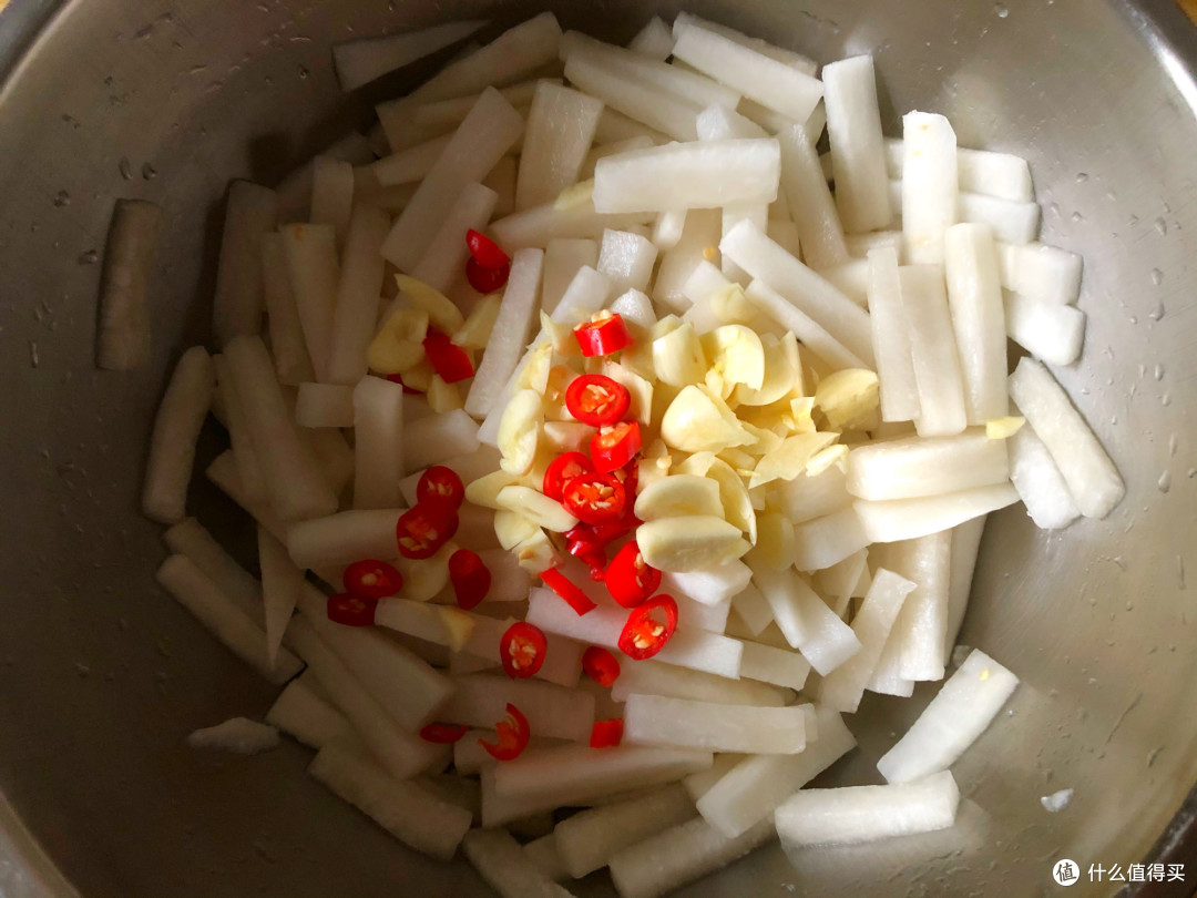 这菜，不炒不炖，我家一做就是一大盘，酸辣开胃，比吃肉过瘾