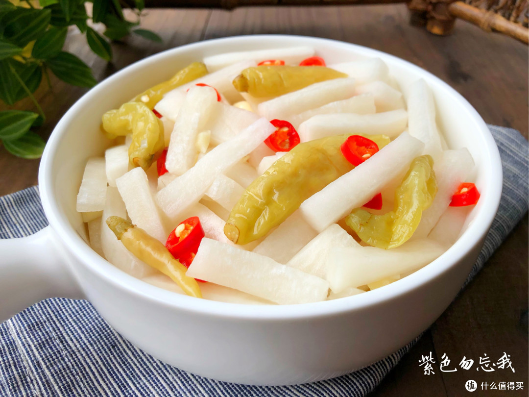 这菜，不炒不炖，我家一做就是一大盘，酸辣开胃，比吃肉过瘾