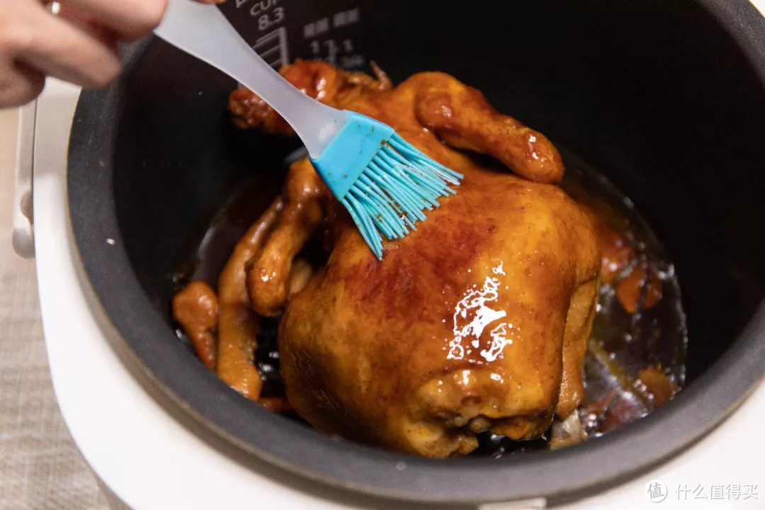 一整只鸡放电饭煲里,不加一滴水,出锅后比烤鸡还好吃!
