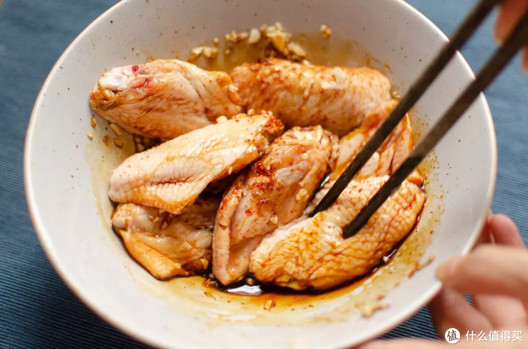 一整只鸡放电饭煲里，不加一滴水，出锅后比烤鸡还好吃！
