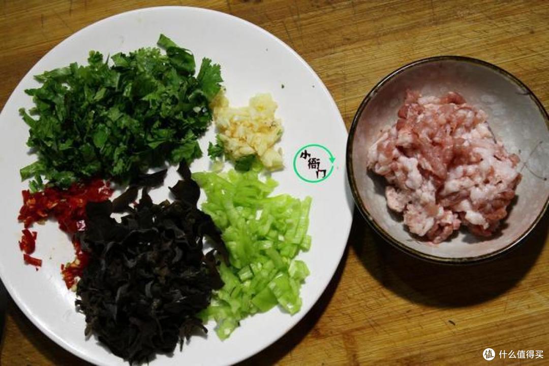 茄子这样做,既可以做打卤面也可以做下酒菜,味道棒的没话说!