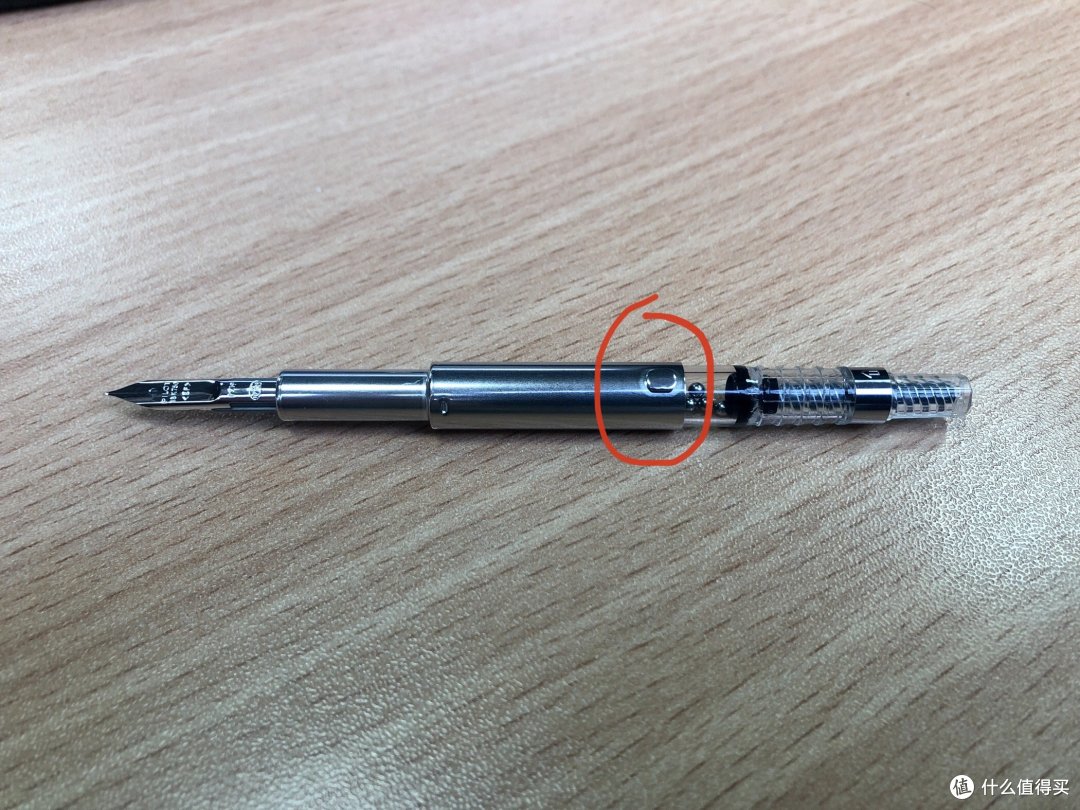 内部笔身上有一个凸台，正好和前端的凹槽相配合，保证笔尖的方向，没有这个导向，分分钟就得把这笔尖怼坏
