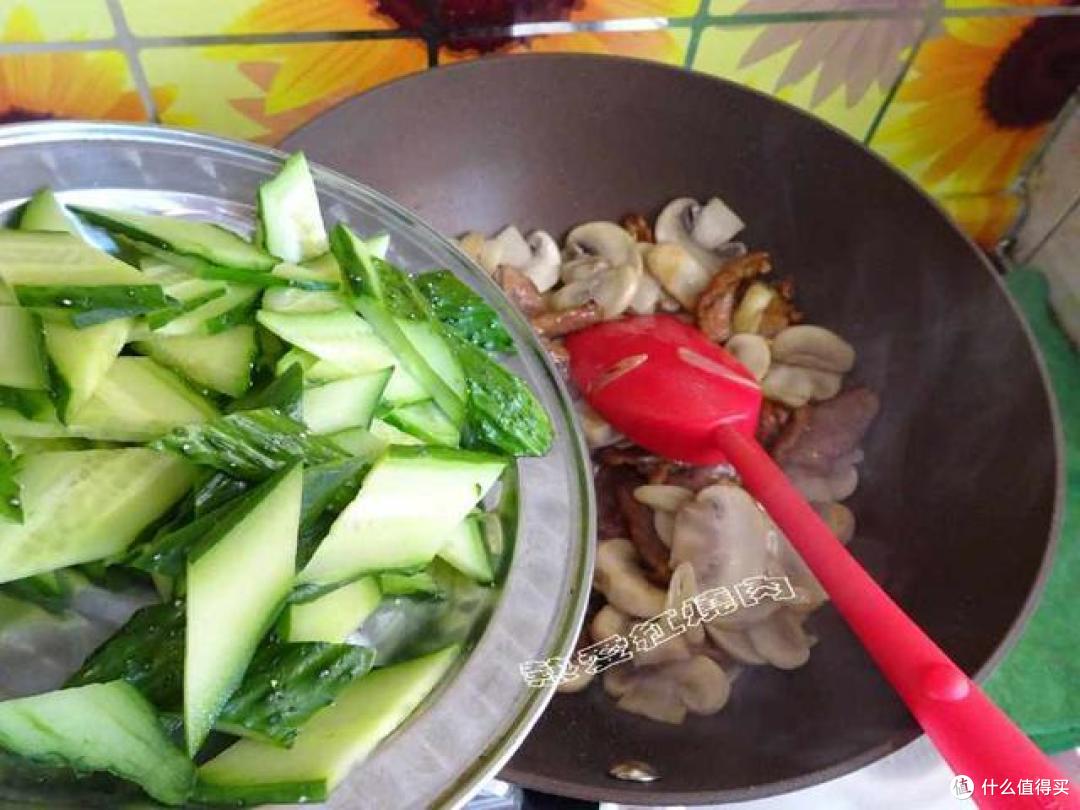 这菜一年到头不掉价,每次买都是十元一斤,不过孩子爱吃再贵也值