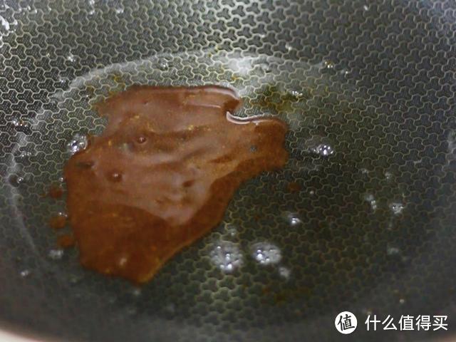 小炒三黄鸡，酱汁浓郁肉嫩入味，满口香浓好吃