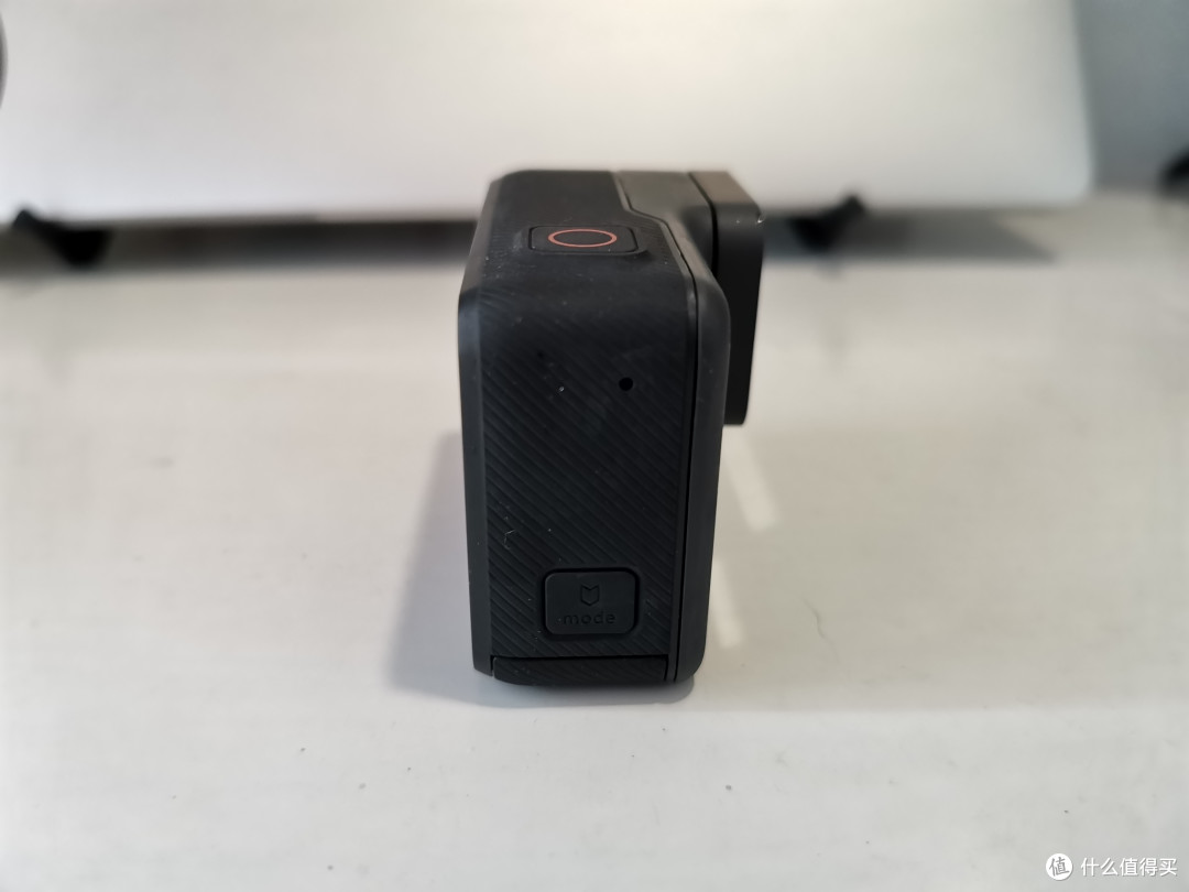 左侧是集电源和模式切换为一体的按钮