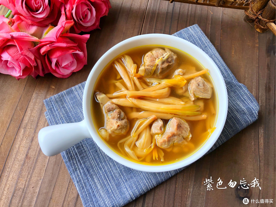 黄花菜又名金针花或者忘忧草,是非常常见的花卉食品,在乡下随处可见