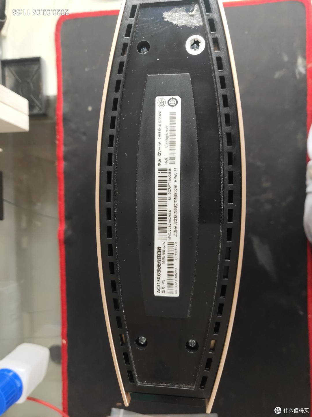 撕掉底部防滑垫,看到四个螺丝,是固定两侧盖板的