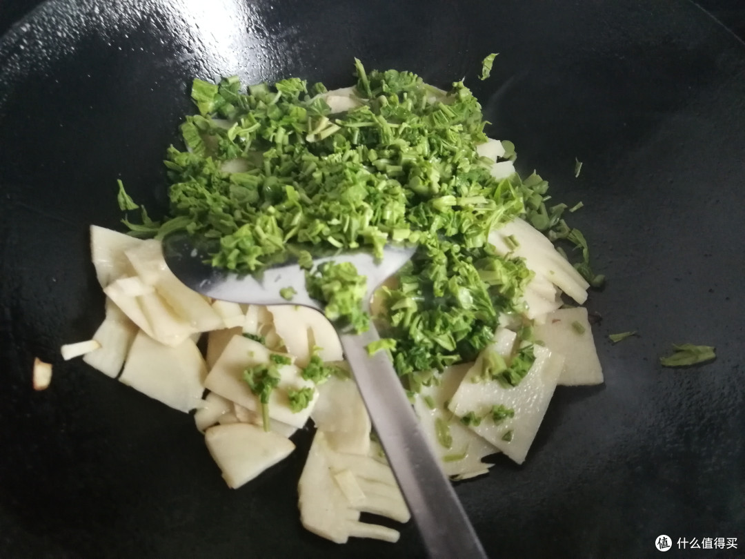 它俩是春季里的头一鲜，错过季节不再有，啥料不用简单炒，太香了