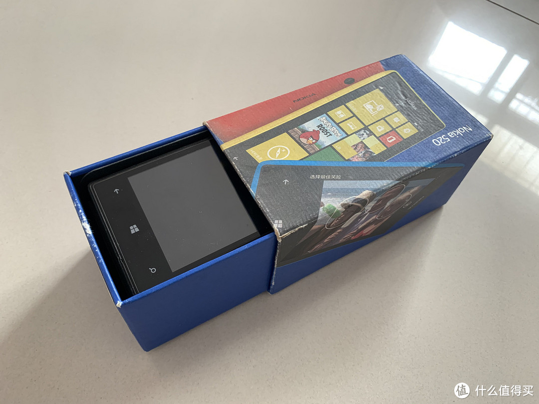 “文艺复兴向”——跨越8年的千元机对决，Lumia520 VS Nova6se（外观篇）