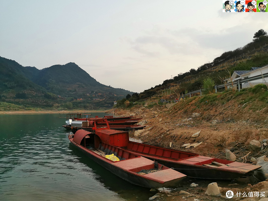 桃花岛是东江湖里面的一个半岛，从码头坐船去大约20分钟。