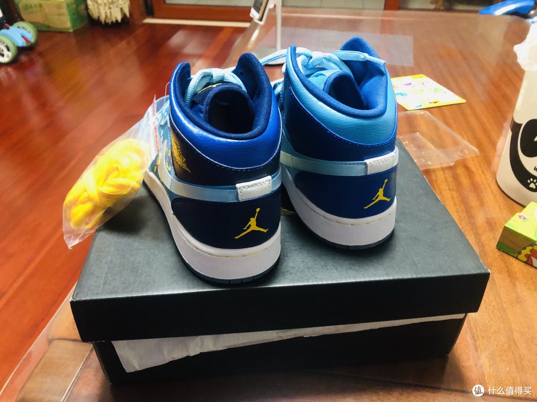 这么好看的鸳鸯FLY鞋,居然只有女码--AIR JORDAN 1 MID FLY