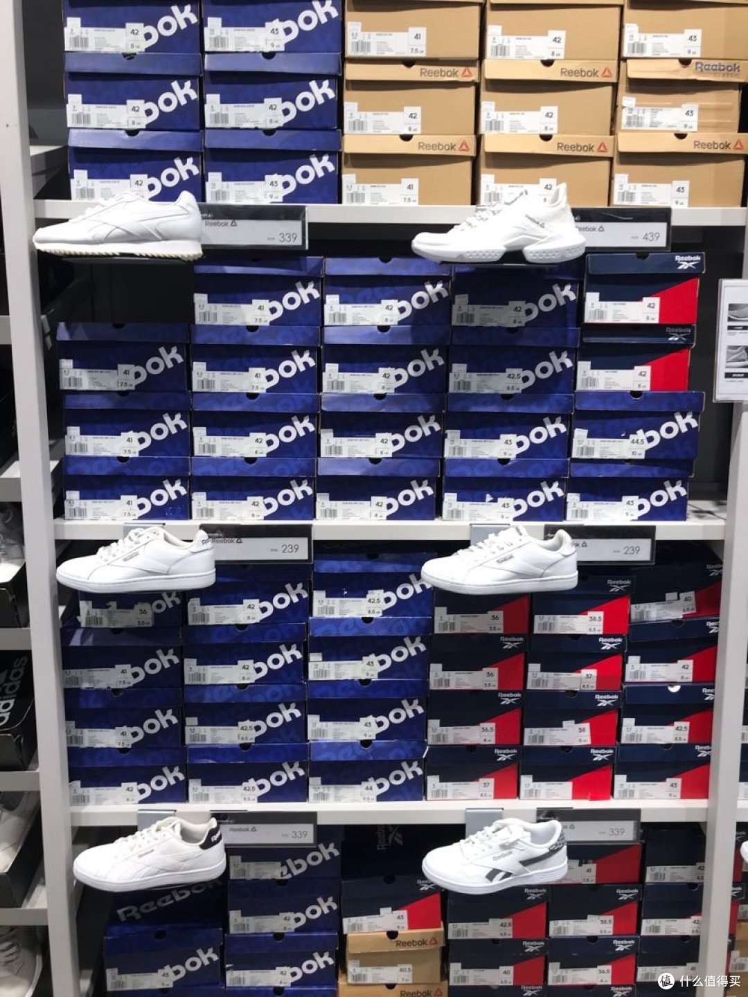 Reebok“大闸蟹”惊现折扣店,五折迎客表诚意,纠结一番未下单🐶