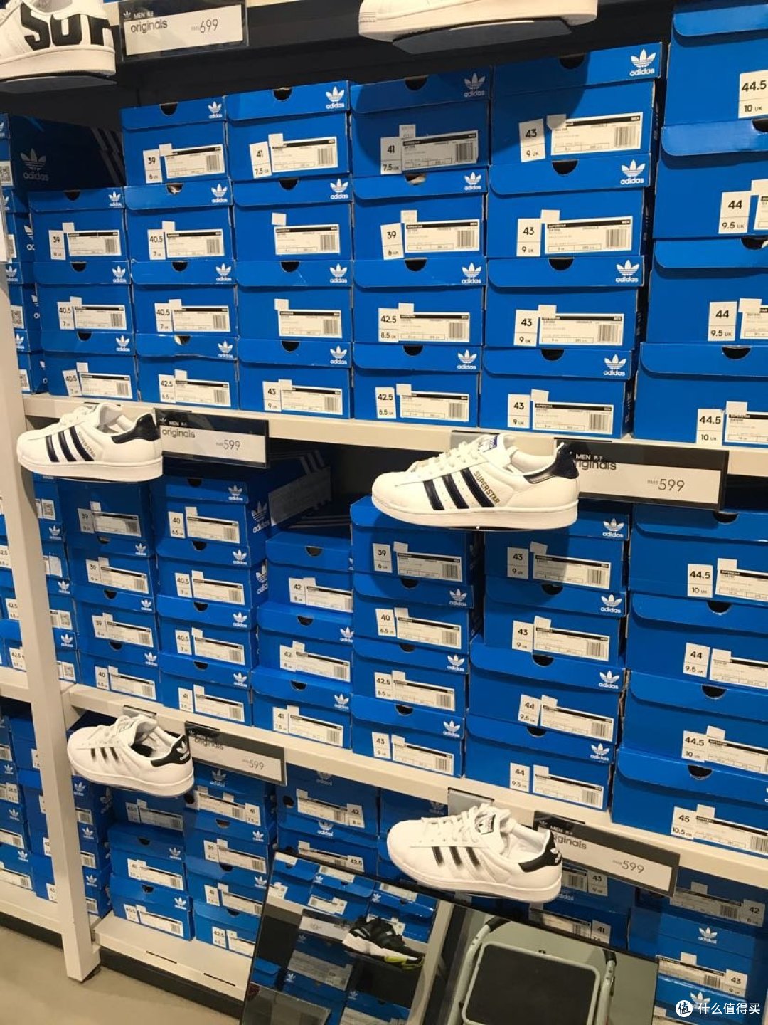 Reebok“大闸蟹”惊现折扣店,五折迎客表诚意,纠结一番未下单🐶