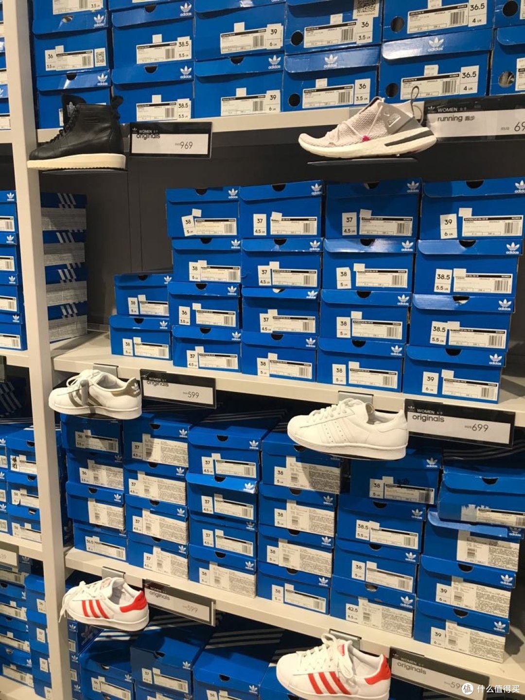 Reebok“大闸蟹”惊现折扣店,五折迎客表诚意,纠结一番未下单🐶