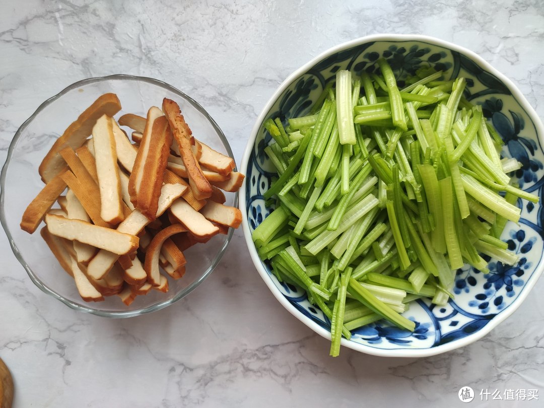 春天多给家人吃这菜，清脆爽口酱味十足，一周吃三次，补铁促消化