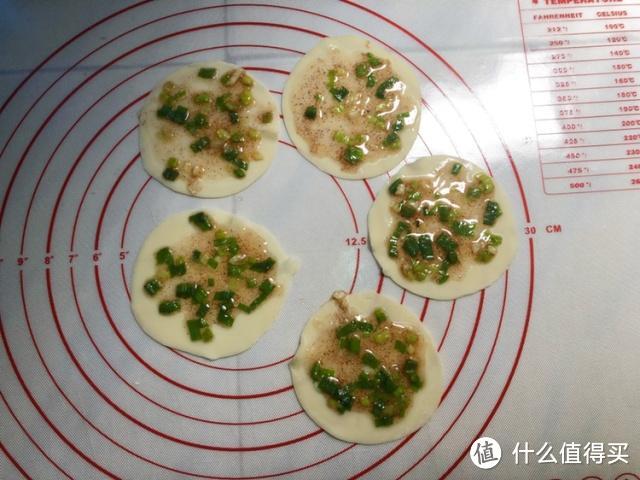 1分钟就能学会的葱油饼，不揉面，不醒面，做法用料超简单