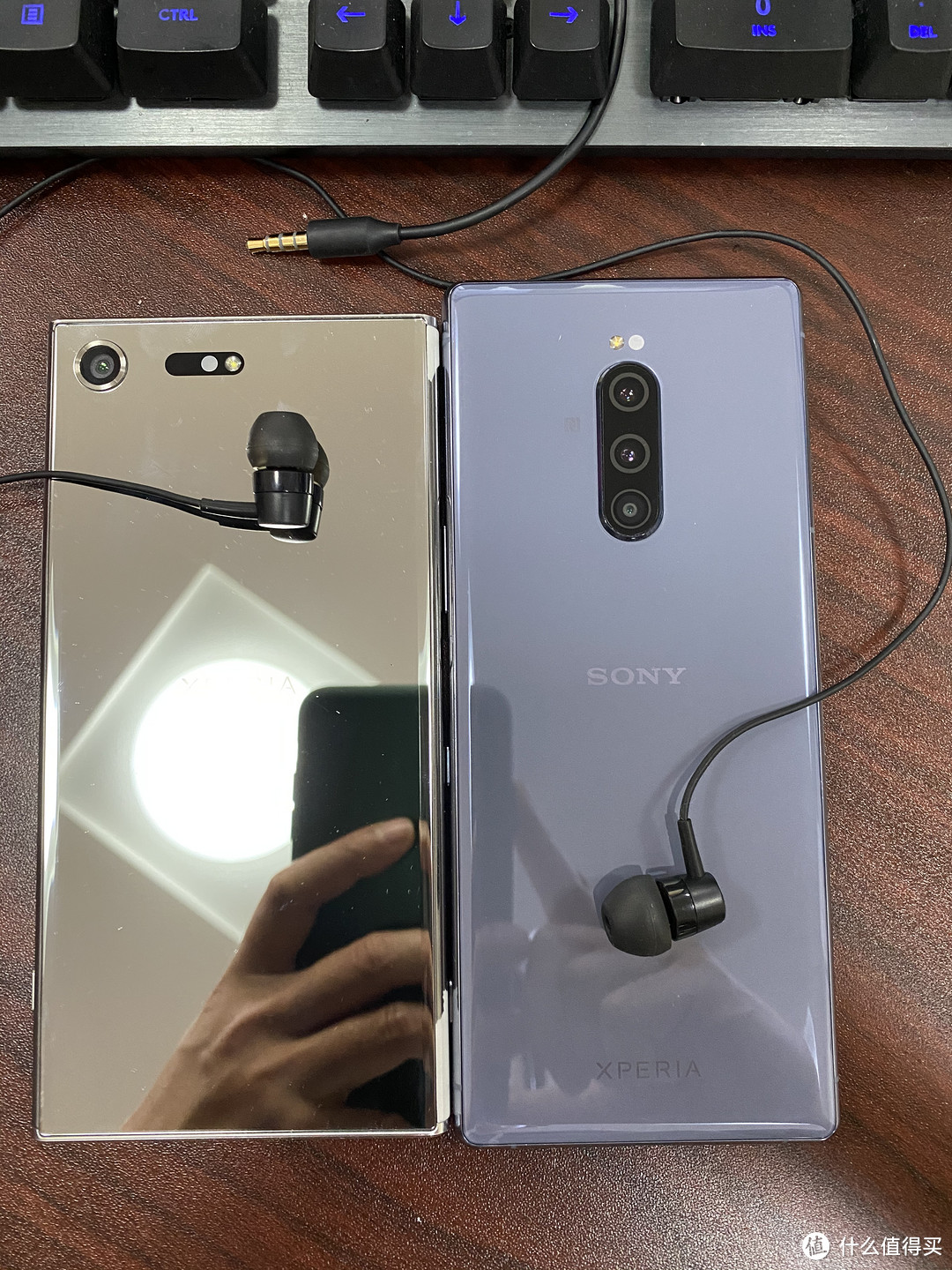 需要注意的是这耳机有2类插头。本人目前保留的一根Xperia 1国行配的MH750是直头，如图。