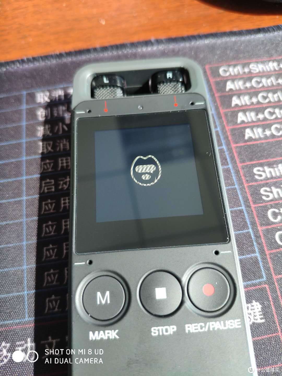 这是开机图标,实在是没理解,这表情是表达什么意思