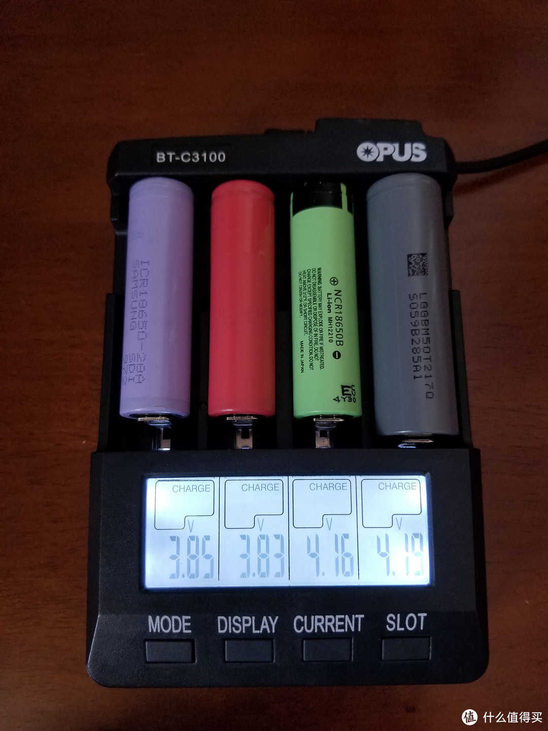 购于不同年代的四只锂电欢聚一堂，紫色三星2800mah在我手服役9年了，2600mah的三洋大红袍也快8年了，2015年买绿色松下3400mah的时候是世界上容量最大的18650电池。他们都在欢迎这位新来的已经充满了的5000mahLG电池