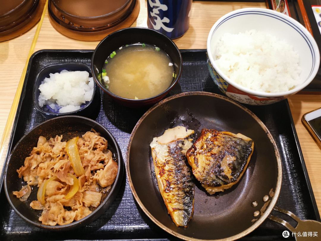 有一次点的是鲭鱼配牛肉盖饭套餐