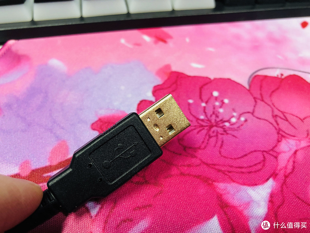 镀金USB插头，也比罗技K845来的更为考究，只是线材没有防磁环。两款键盘的线材材质以及粗细感觉上基本相同