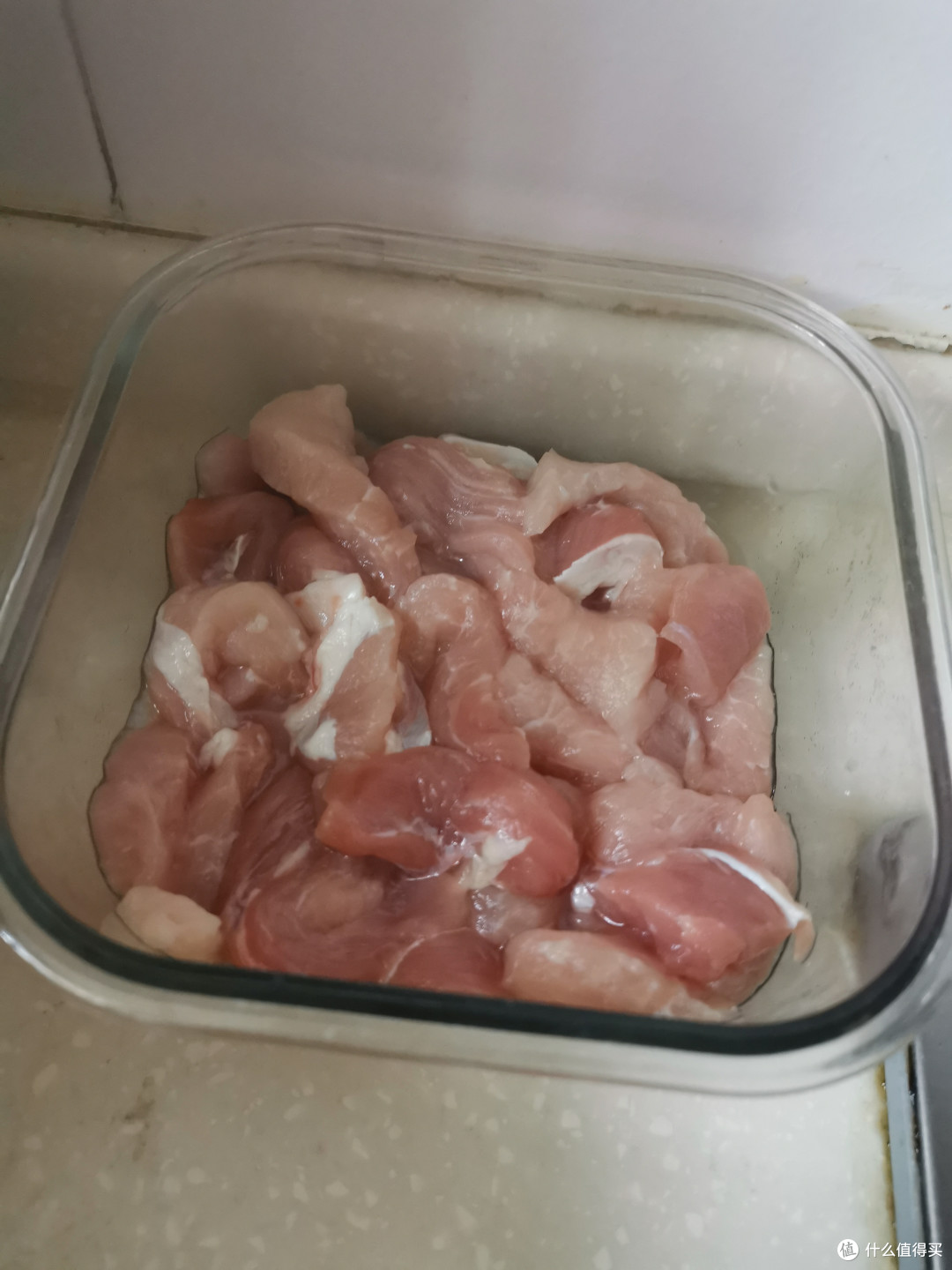 在家烤肉串和制作炸猪排
